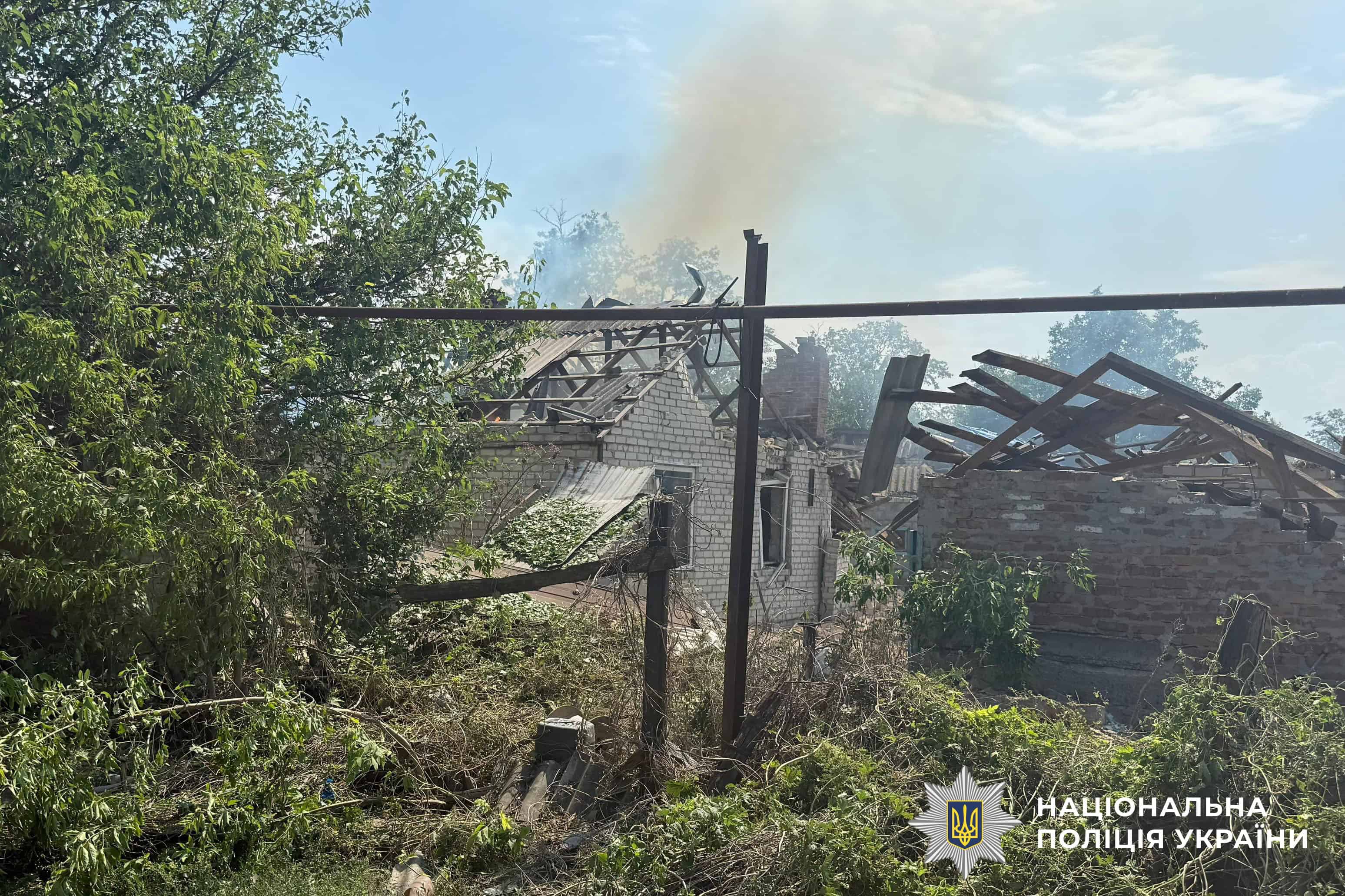Зображення до посту: Серед жителів — двоє загиблих та троє поранених: якими були наслідки російських ударів по Донеччині 26 липня (ЗВЕДЕННЯ)