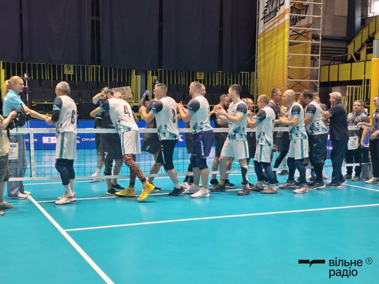 Зображення до посту: М’яч у грі: у Києві пройшли Всеукраїнські змагання з волейболу сидячи (репортаж)