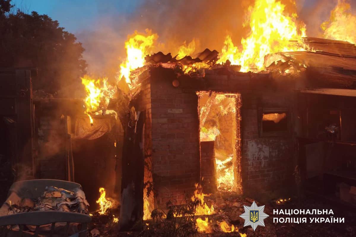 Палає приватний будинок внаслідок російської атаки в Донецькій області, 17 липня 2025 року. Фото: поліція Донеччини