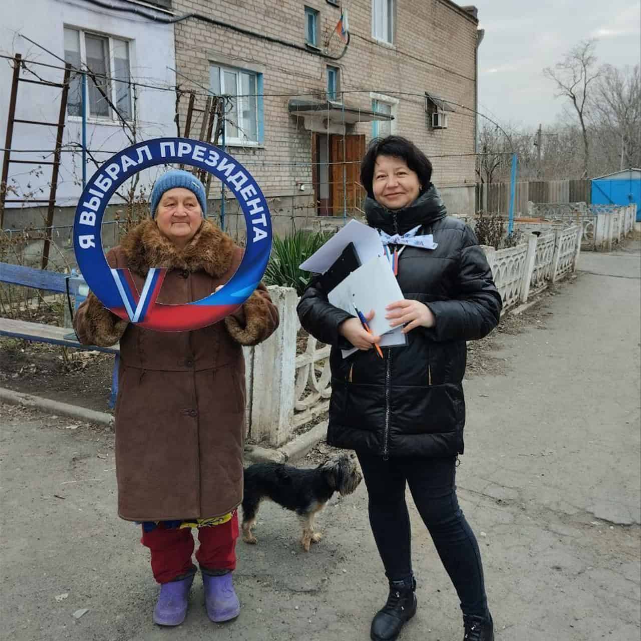 Олександра Хасхачих (праворуч) під час незаконних виборів президента Росії на окупованій частині Донеччини