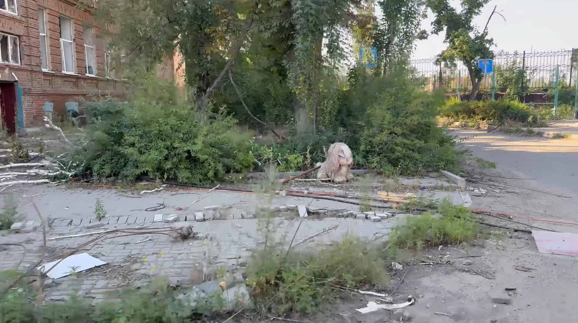Зображення до посту: Пам’ятник партизанам, лікарня та історичні будівлі в центрі: який вигляд має Бахмут влітку 2025 року