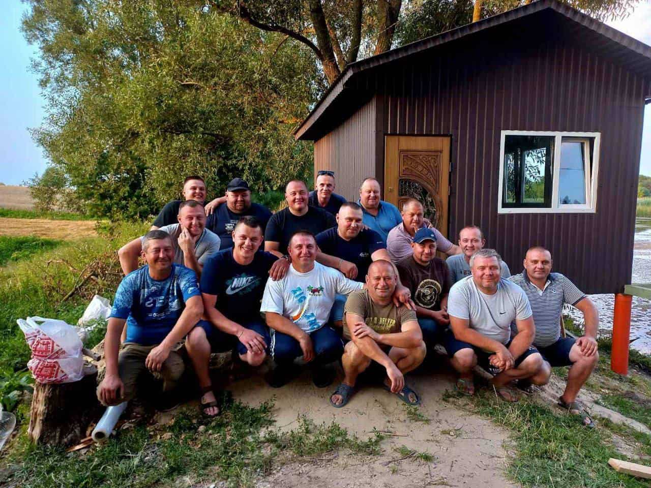 В`ячеслав Горнік (перший ліворуч у нижньому ряду) з друзями