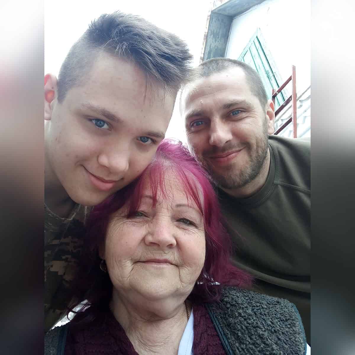 Віктор Примак з мамою Ніною та сином Артемом