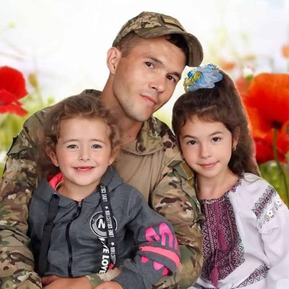 Дмитро Наконечний з доньками