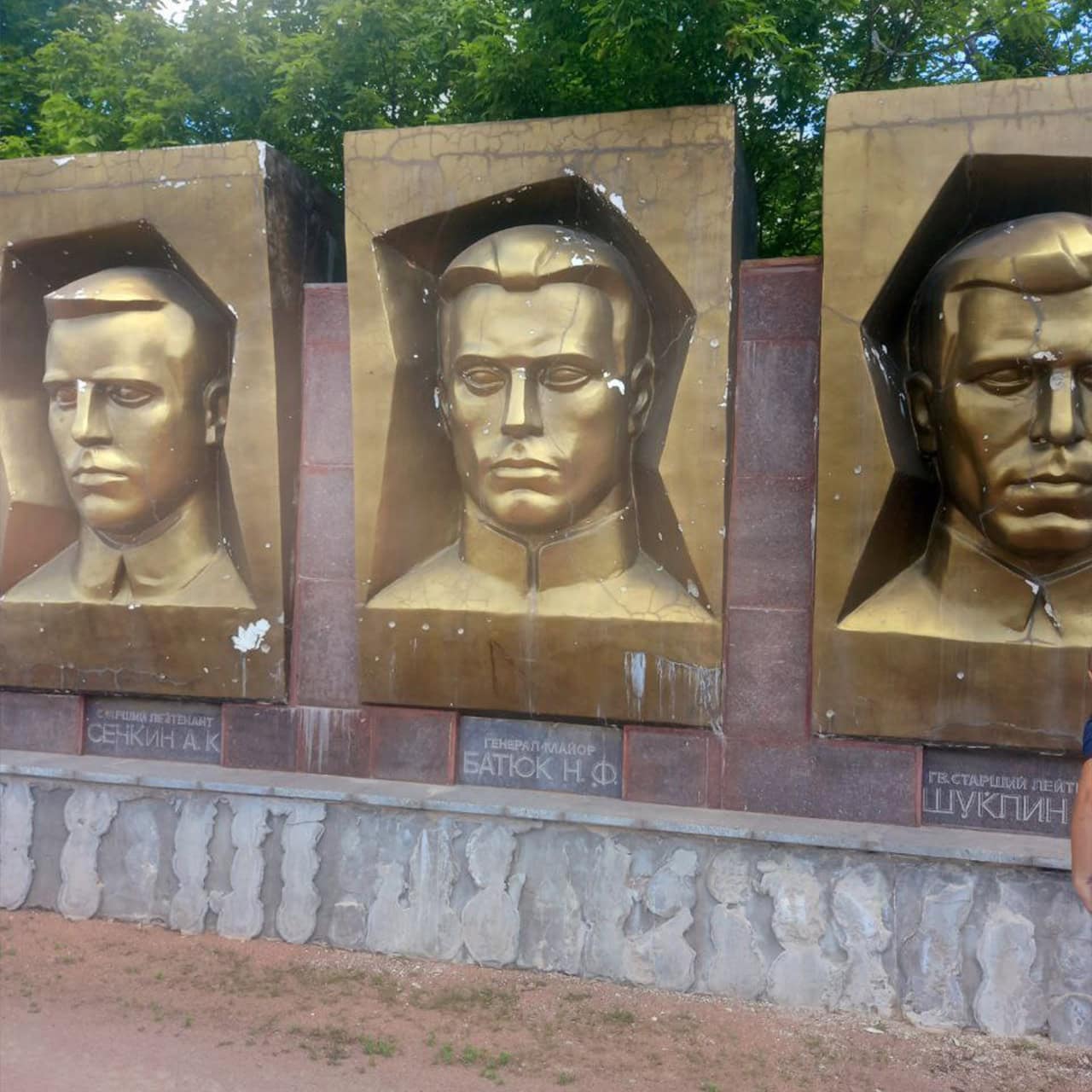Понівечений пам’ятник військовим Робітничо-селянської Червоної армії часів Другої світової війни у Святогірську, липень 2025 року
