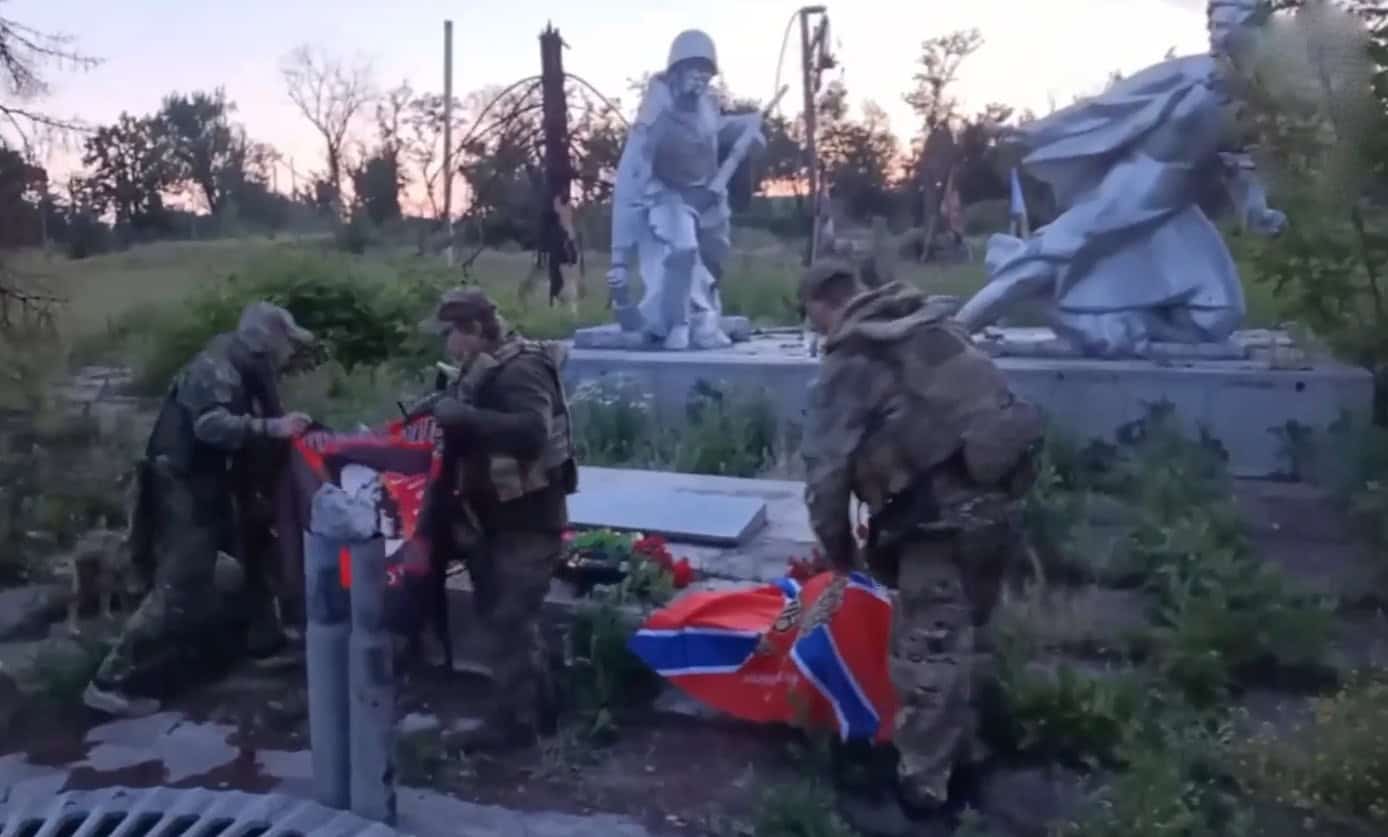 Пам’ятник присвячений Другій світовій війні в Соледарі, липень 2025 року