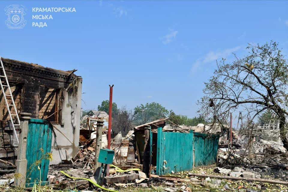 Зображення до посту: У Краматорську армія РФ обстріляла цивільну інфраструктуру та пошкодила понад 120 садиб