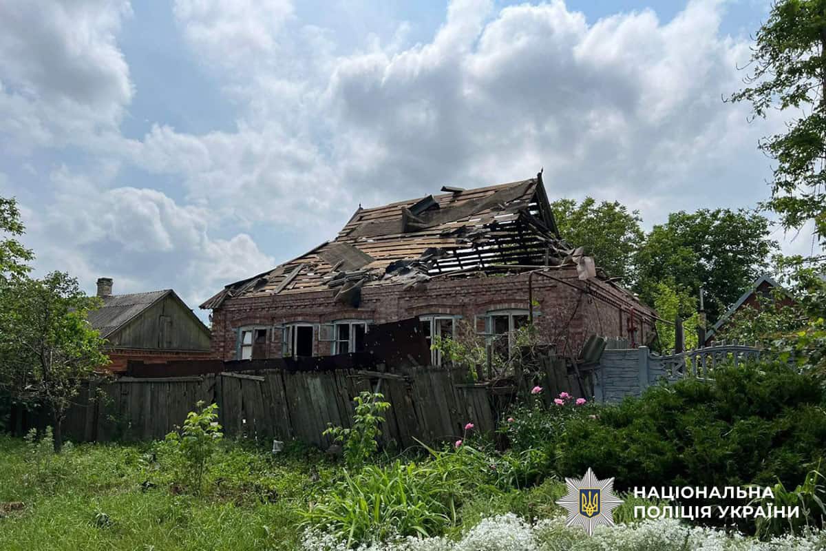 Пошкоджений приватний будинок внаслідок російської атаки в Донецькій області, 17 липня 2025 року. Фото: поліція Донеччини