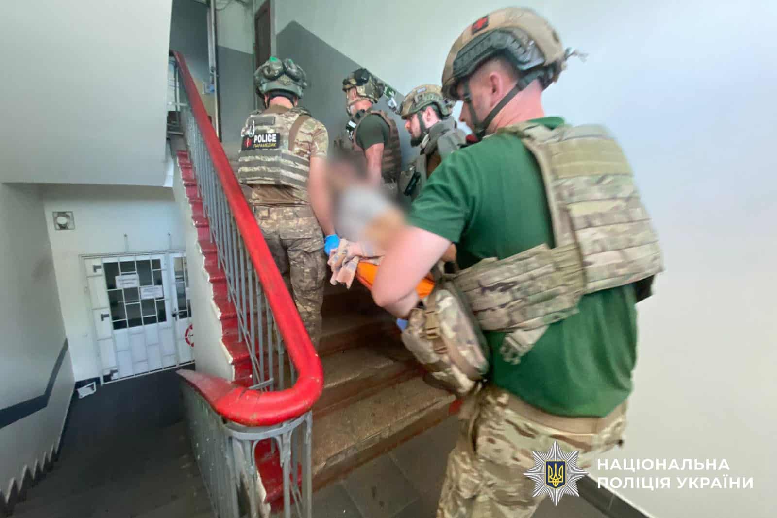 Правоохоронці евакуюють людину, поранену вналсідок атак у Донецькій області 24 липня 2025 року. Фото: поліція Донеччини