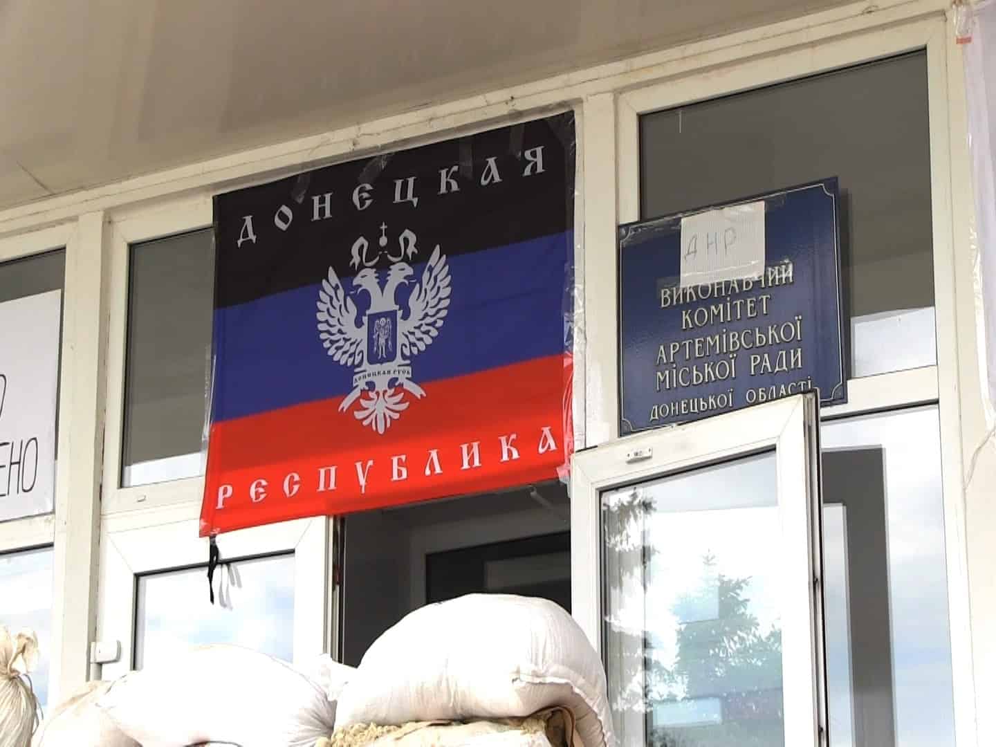 Прапор так званої “ДНР” на вході до міської ради. Бахмут, травень 2014 року