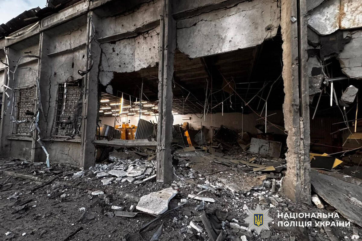 Згоріле нежитлове приміщення внаслідок російської атаки в Донецькій області, 17 липня 2025 року. Фото: поліція Донеччини