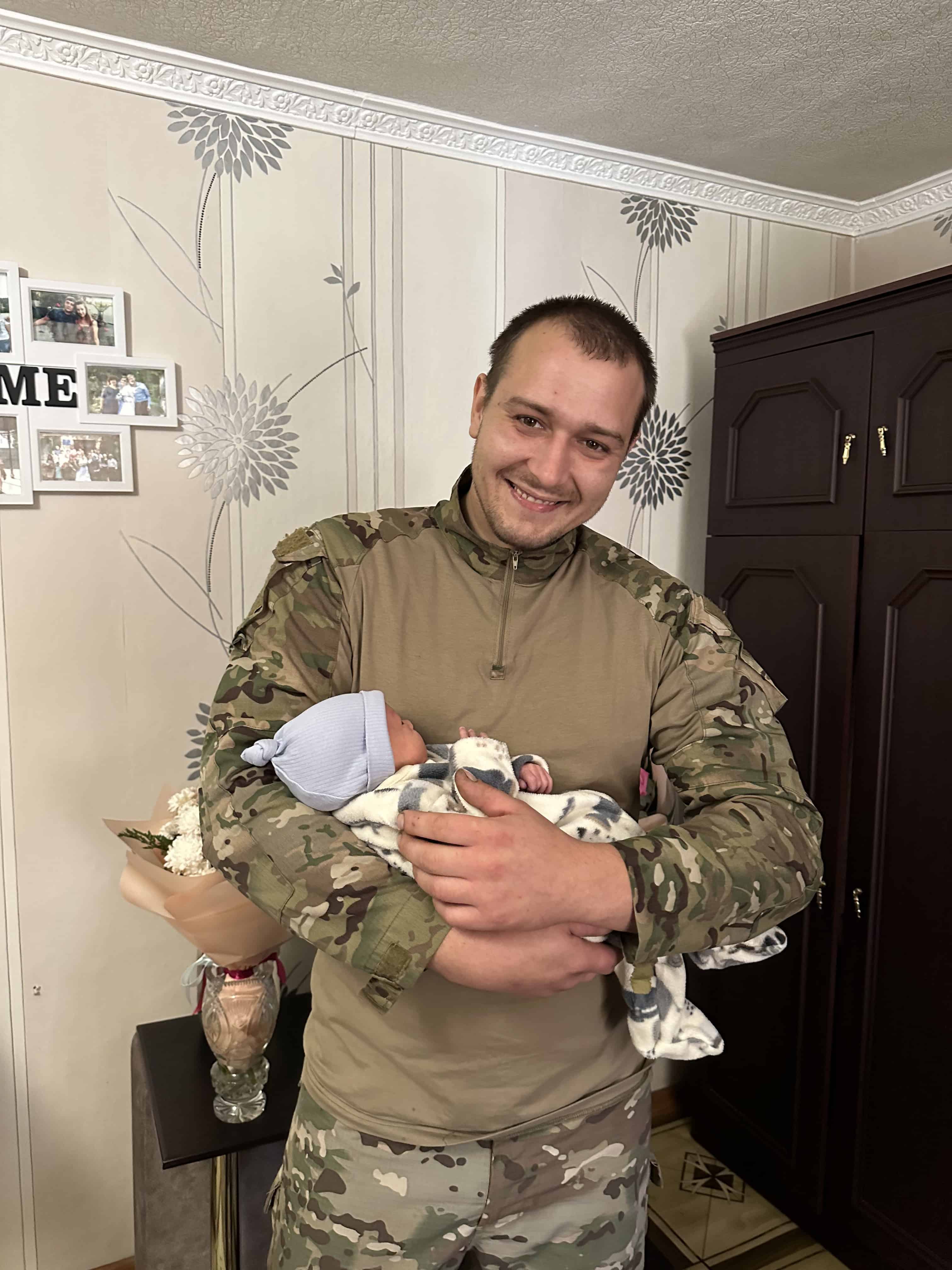 Загиблий військовий Даніїл Ганич удома разом із новонародженим сином Мироном. Фото з архіву родини