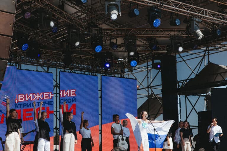 “Слухатимуть Шамана та Газманова”: школярам на ТОТ України на уроках вмикатимуть російські “патріотичні” пісні