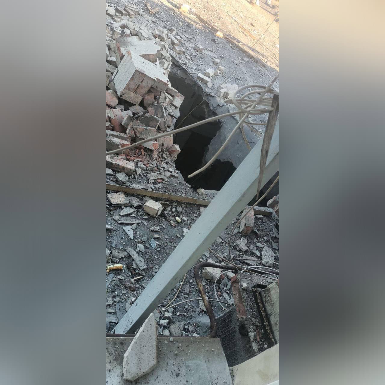Здание Константиновского управления по газоснабжению и газификации после обстрела, 2 августа 2025 года
