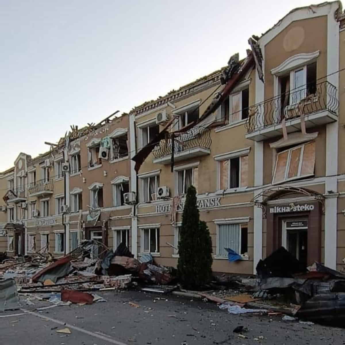 Зображення до посту: Один цивільний поранений: в ніч на 2 серпня окупанти вдарили по центру Слов’янська “Шахедом”