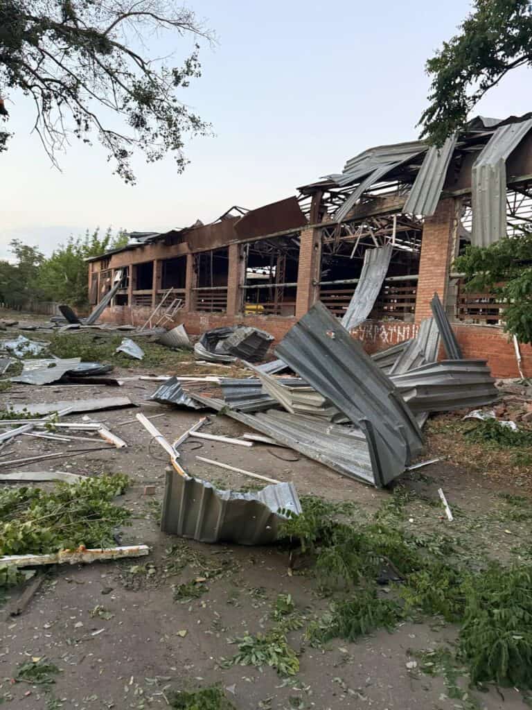 В ночь на 1 августа российские захватчики нанесли удар по центру Славянска с БПЛА: где фиксируют разрушения