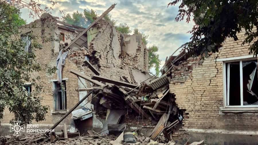 Россияне атаковали Белозерское: из-под завалов многоэтажки деблокировали мужчину, еще один получил ранения