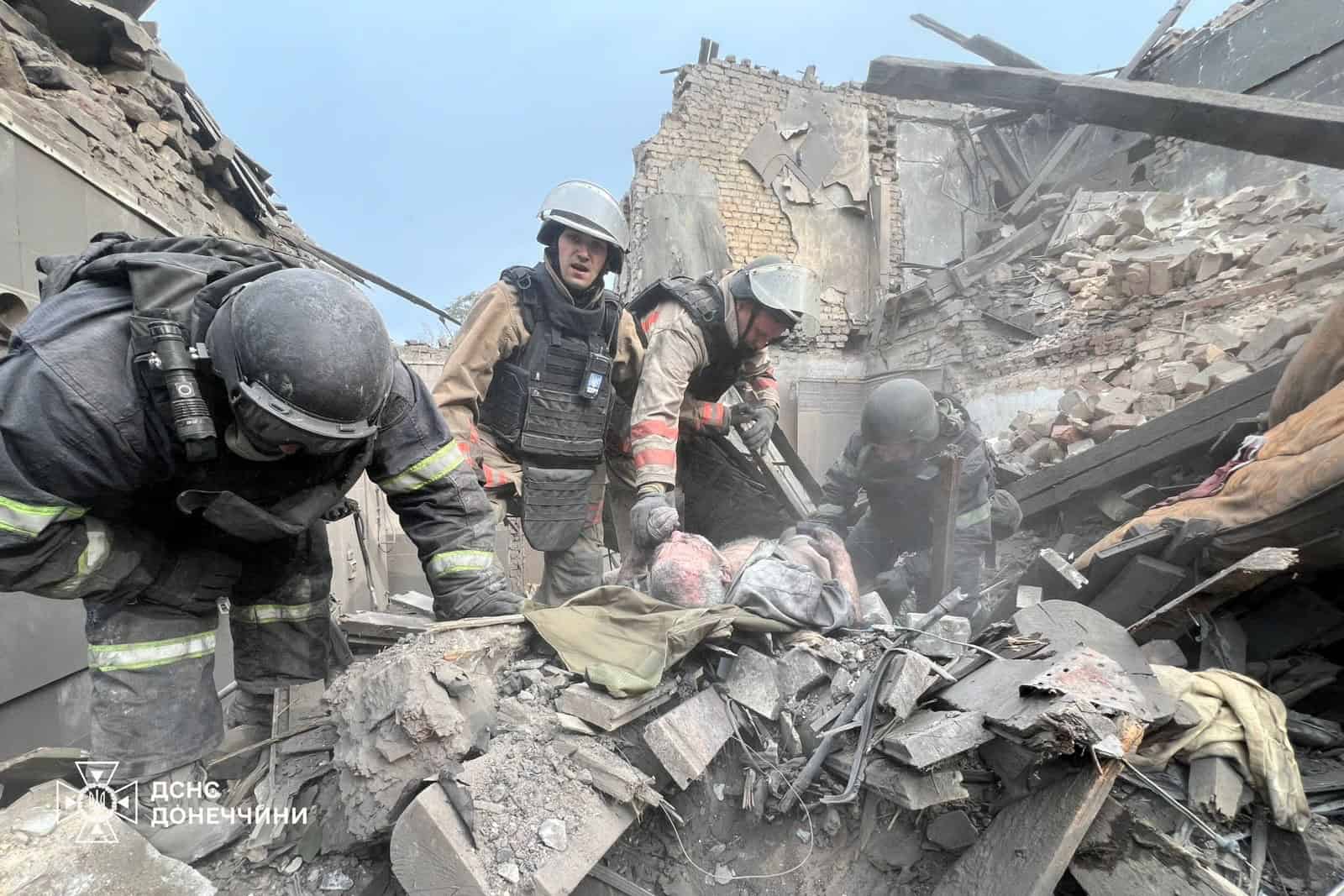 Росіяни атакували Білозерське: з-під завалів багатоповерхівки деблокували чоловіка, ще один дістав поранень