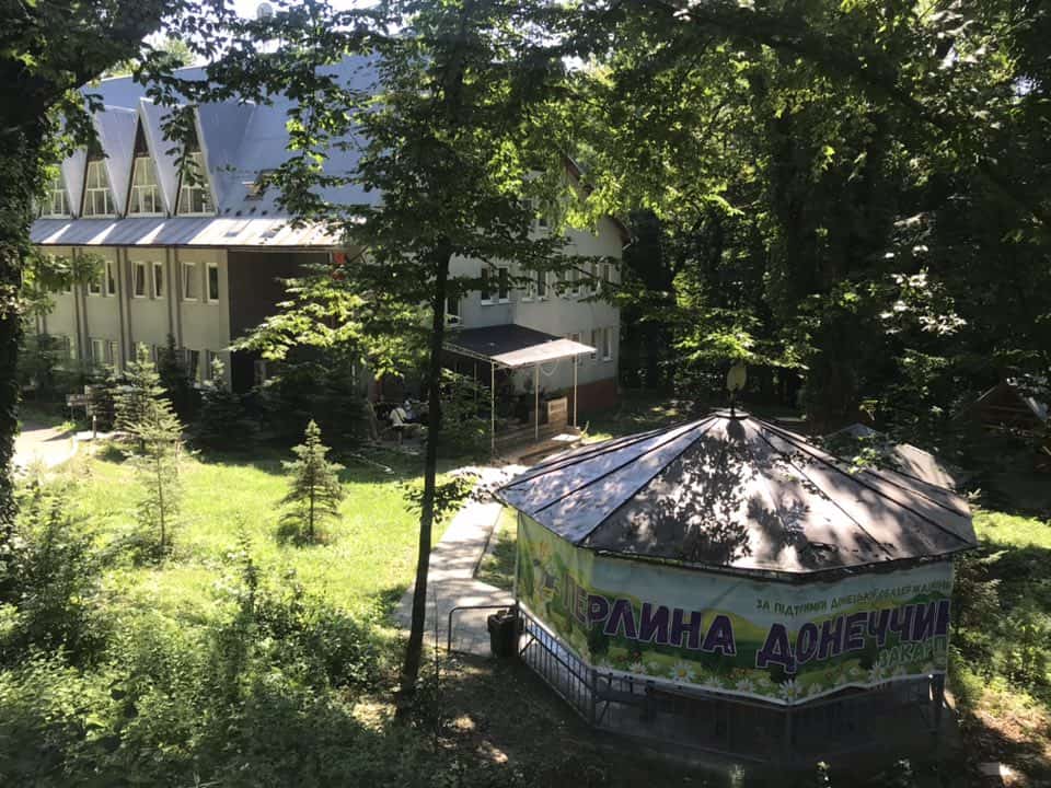 Зображення до посту: Барбекю, рафтинг, екскурсії та гори: які зараз умови для дітей в таборі “Перлина Донеччини” на Закарпатті (репортаж)