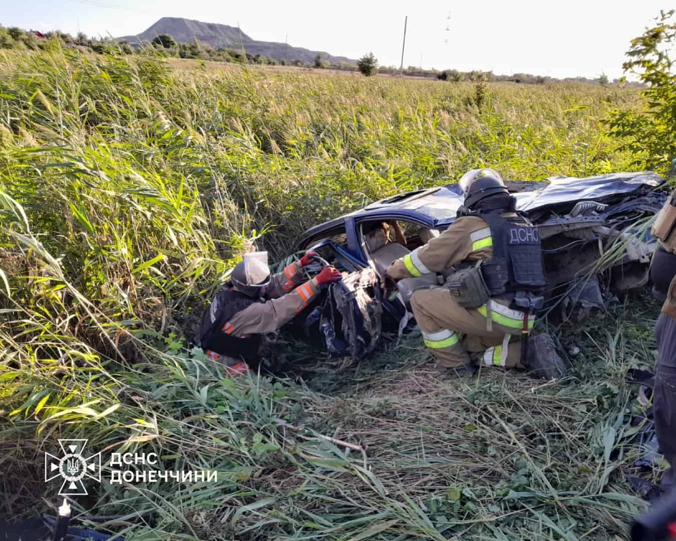 Росіяни поцілили по цивільній автівці поблизу Добропілля: постраждала людина