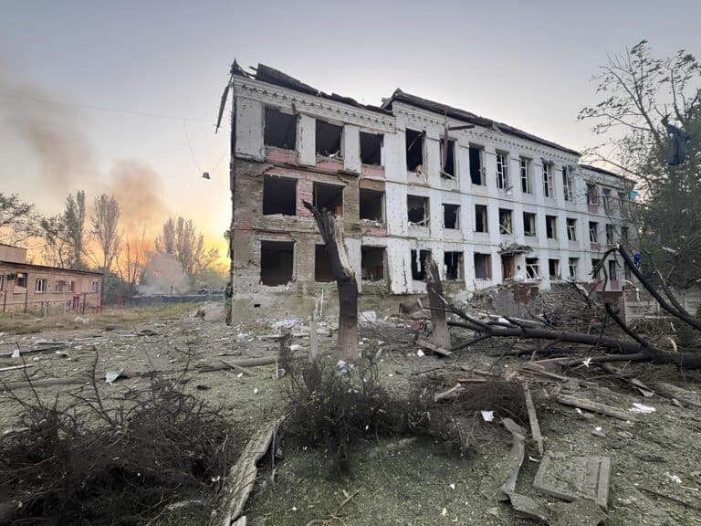 Під завалами будинків у Костянтинівці може бути четверо людей. Пошуки призупиняють через безпекову ситуацію (деталі)