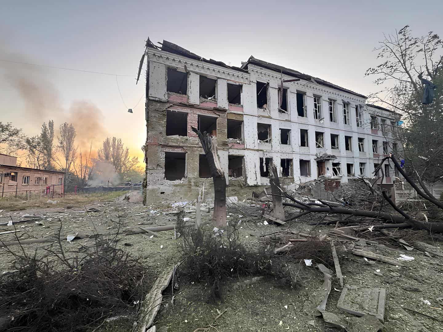 Обстрелы Константиновки: под завалами могут быть четыре человека