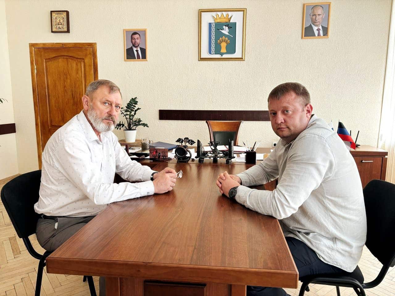 Борис Трима на зустрічі із т.з. “міністром майнових і земельних відносин ДНР” Олександром Дудником, липень 2025 року
