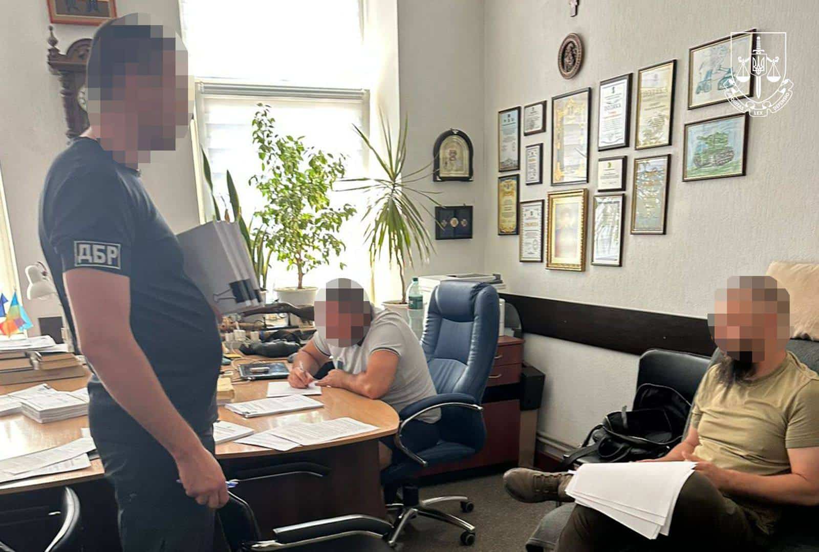 Підозрюваний у видачі фіктивних рішень працівник Мар'їнського районного суду. Фото: Офіс Генпрокурора
