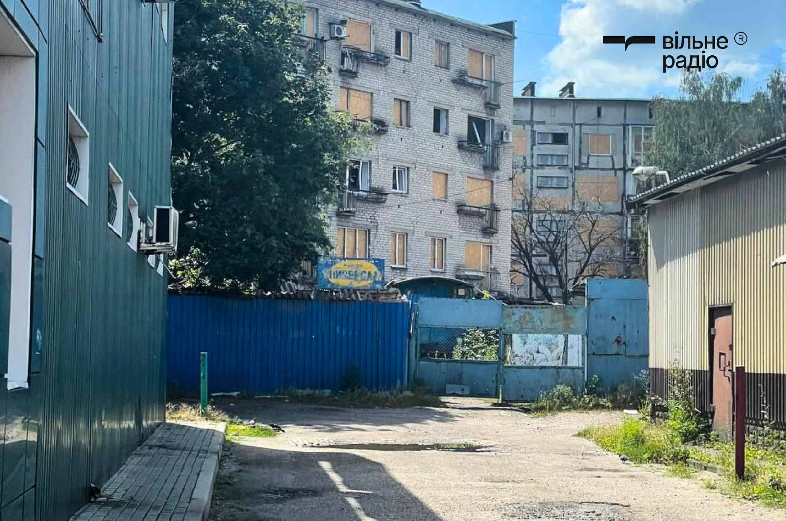 Поврежденные жилые пятиэтажки в прифронтовом Доброполье, август 2025 года. Фото: предоставленное читательницей Вильного Радио