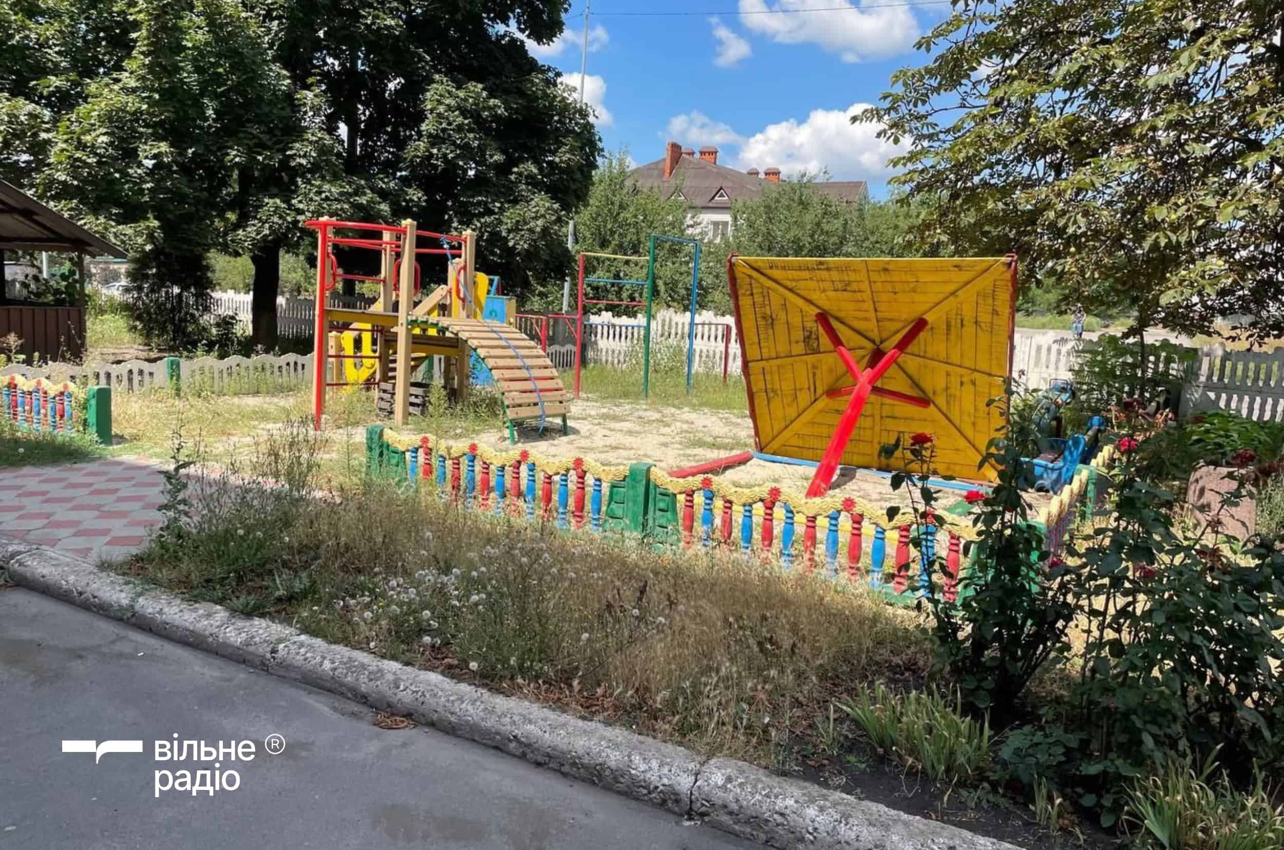 Детская площадка в прифронтовом Доброполье, август 2025 года. Фото: предоставленное читательницей Вильного Радио