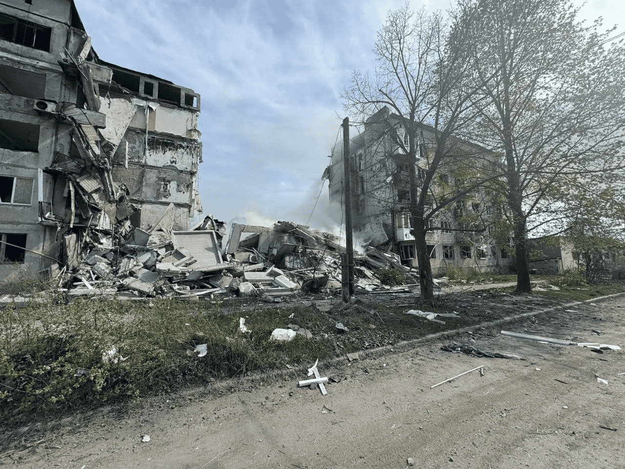 Наслідки обстрілу Очеретиного, квітень 2024 року. Фото: Донецька ОВА