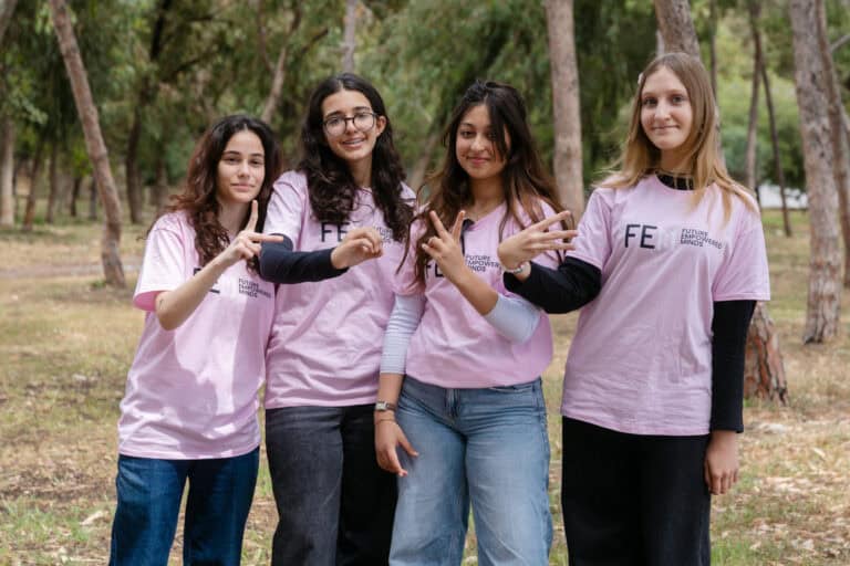 FEM Online: девушки 13-18 лет могут присоединиться к бесплатной англоязычной программе