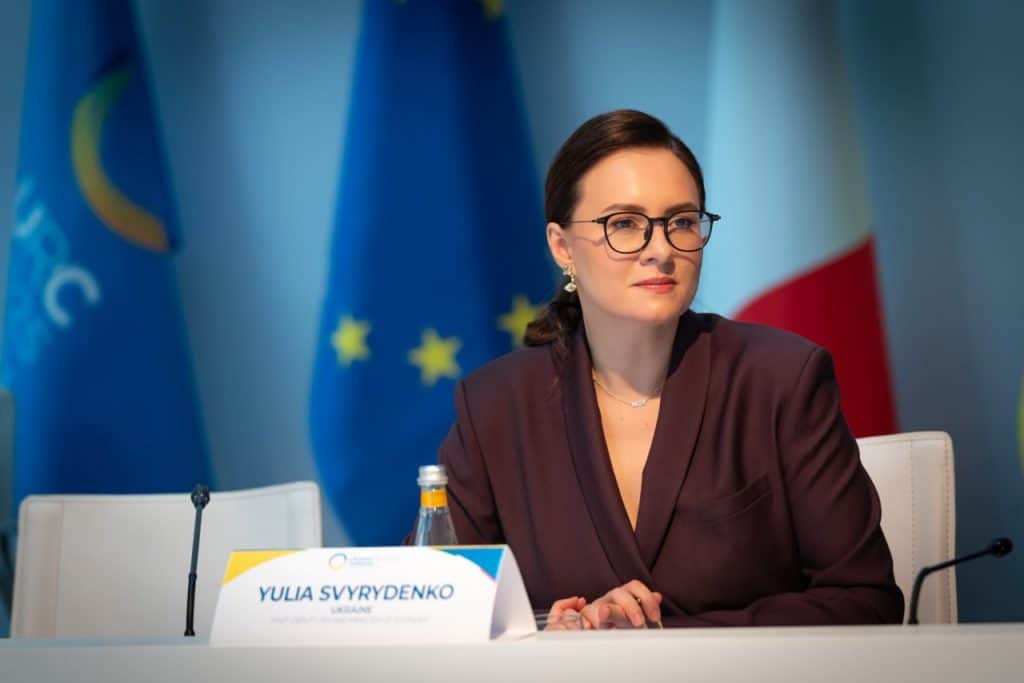 Розвиток прифронтових регіонів, компенсації за житло та пів бюджету на озброєння: Свириденко презентувала план нового уряду