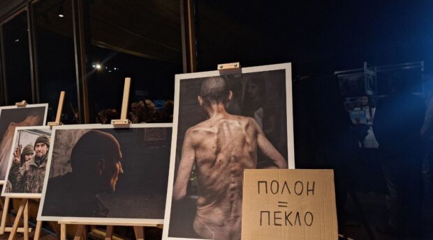 “Помнить и напоминать миру”: в Киеве почтили память жертв теракта в Еленовке