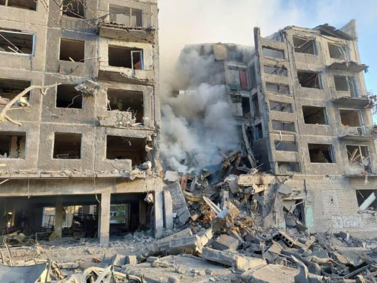 Ночью россияне нанесли авиаудар по Белозерскому: погибли два человека, еще семеро ранены, в том числе подросток