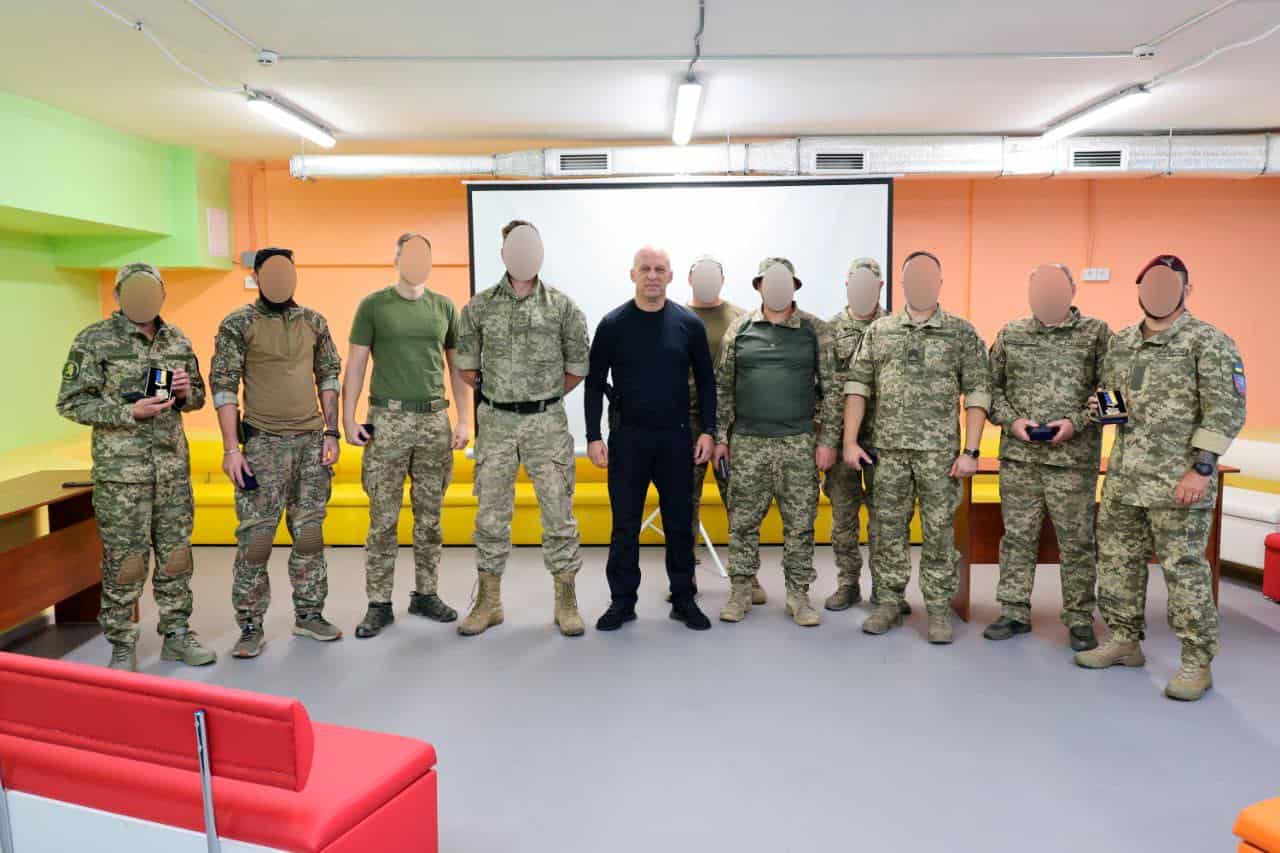 Бійці восьми підрозділів, які боронять Донеччину, отримали нагрудні знаки “Захисник Донеччини” та “Знак пошани”: хто саме