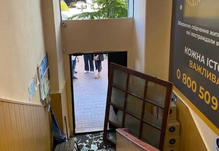 Через російську атаку на Київ зазнав руйнувань центр для ВПО “ЯМаріуполь”. Він тимчасово не працюватиме
