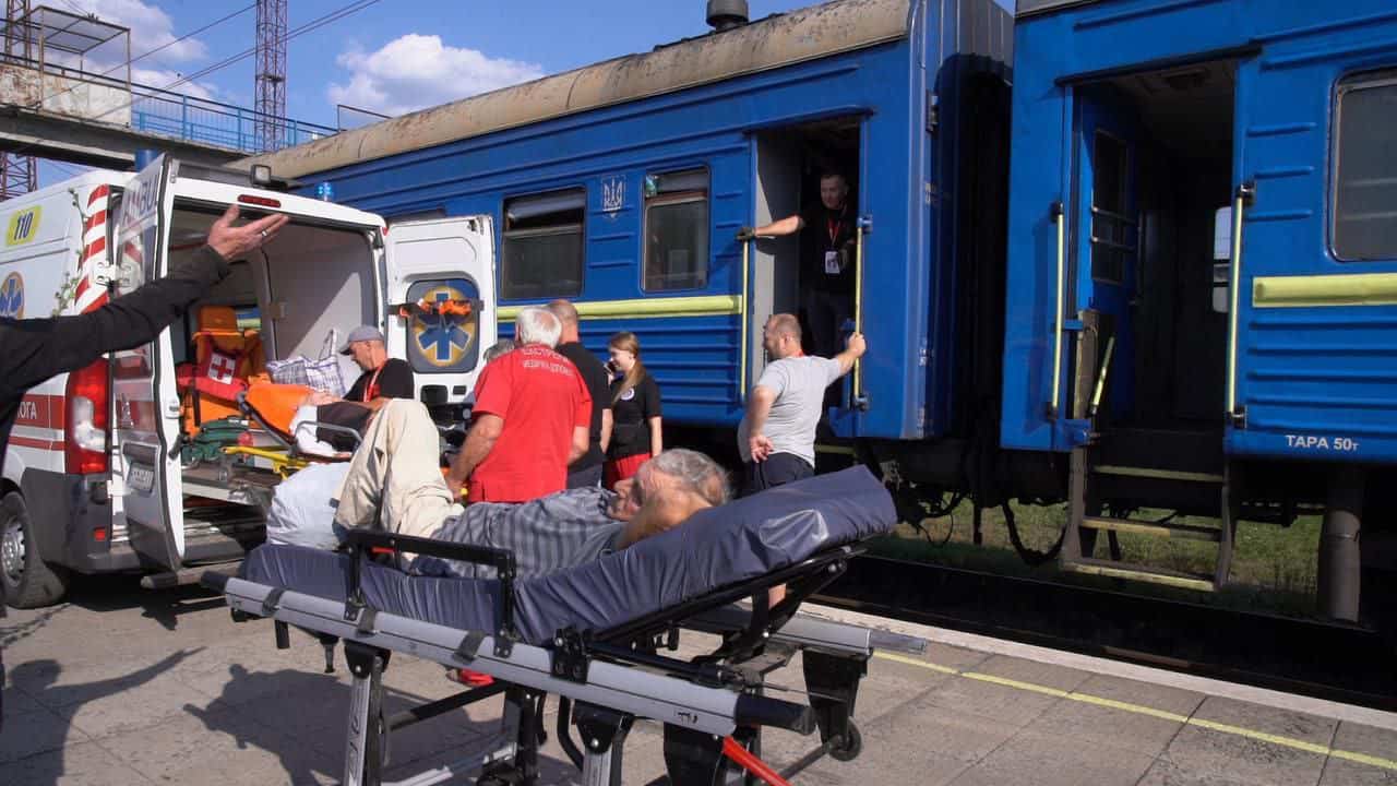 Маломобільні жителі Донеччини виїжджають до більш безпечних регіонів. Фото: Вадим Філашкін