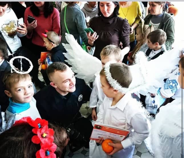 Ігор Єфремов під час служби із дітьми