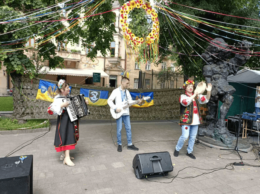 Зображення до посту: “Сувенір” надазовських греків з українським стилем: історія гурту трьох поколінь однієї родини з Великої Новосілки, що береже традиції