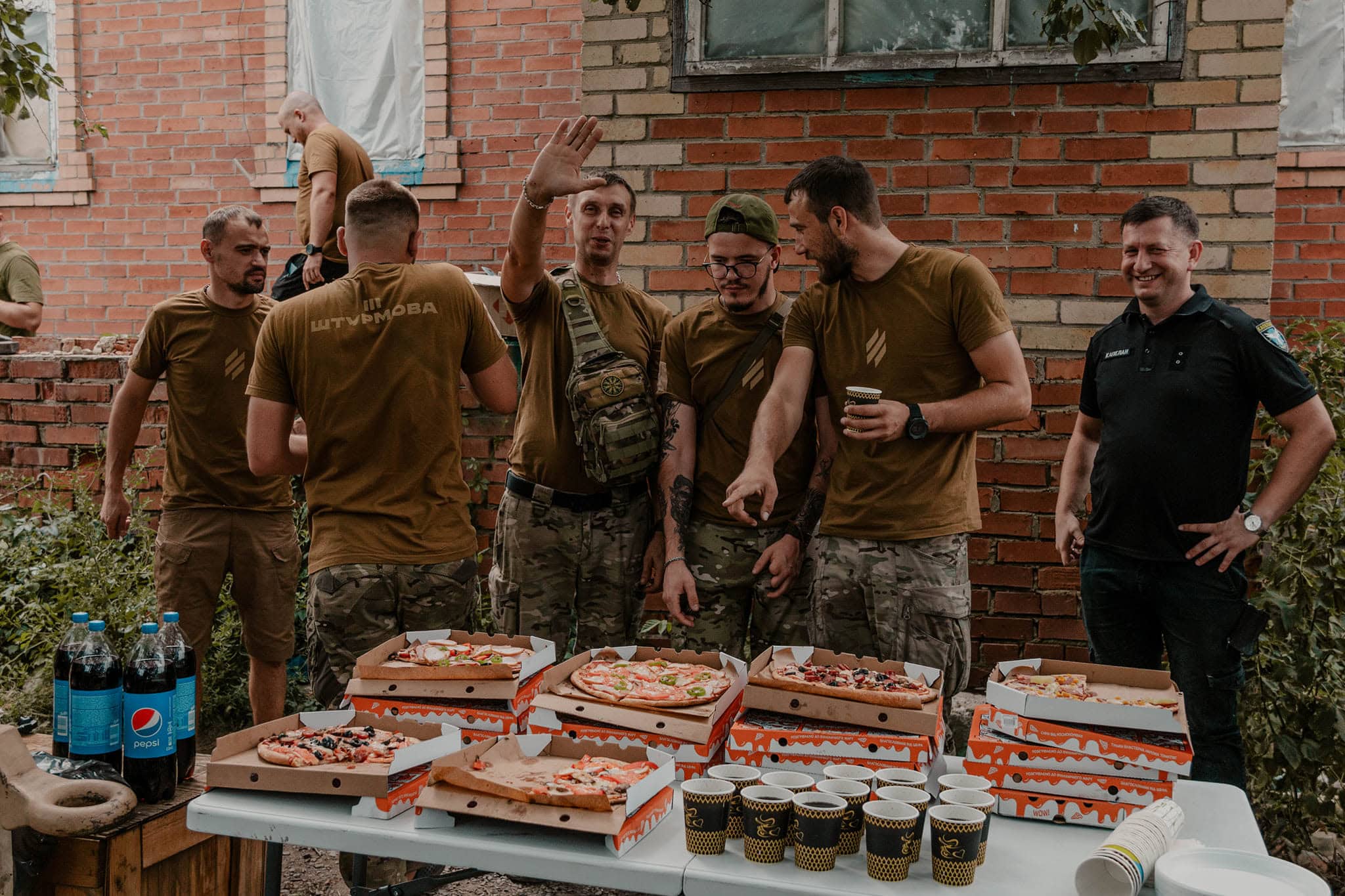 Леонід Номерчук з військовими 3-ї ОШБр під час заходу проєкту “Капелано піца”, вересень 2023 року. Фото: Facebook/Леонід Номерчук