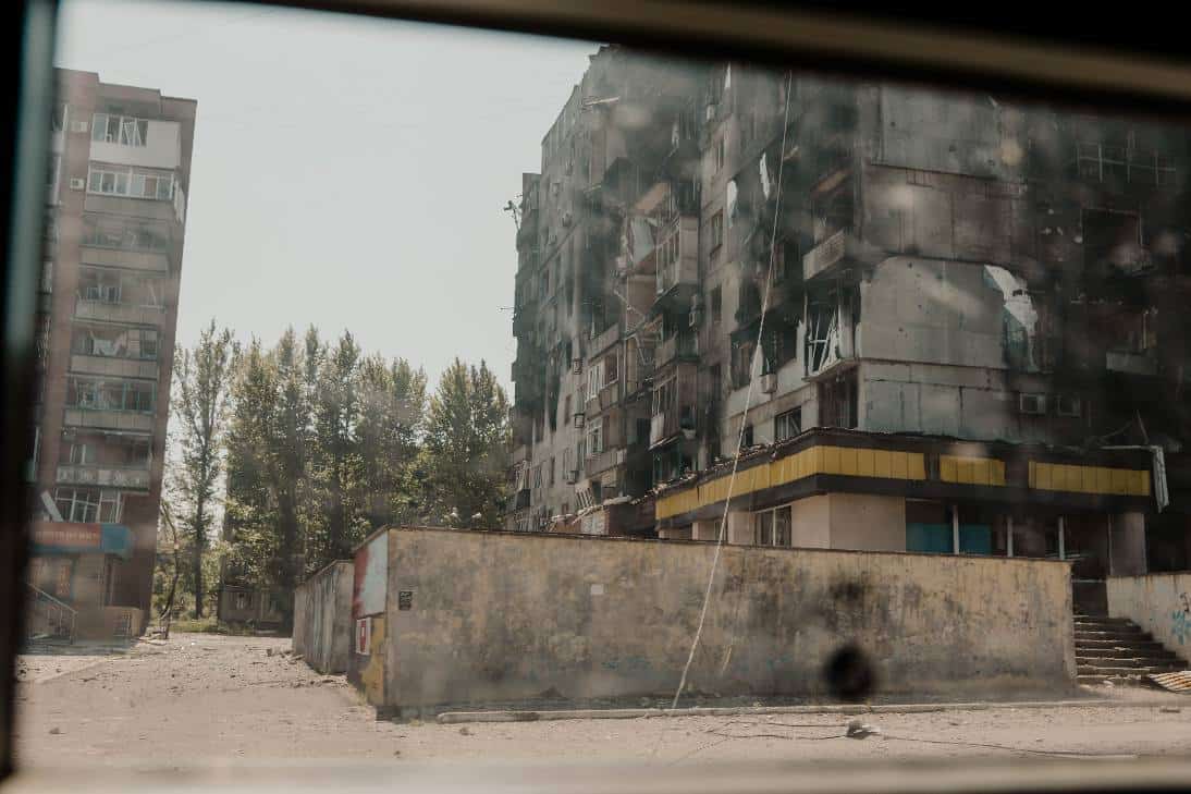 Покровськ з вікна евакуаційного автомобіля, травень 2025 року. Фото: Facebook/Леонід Номерчук