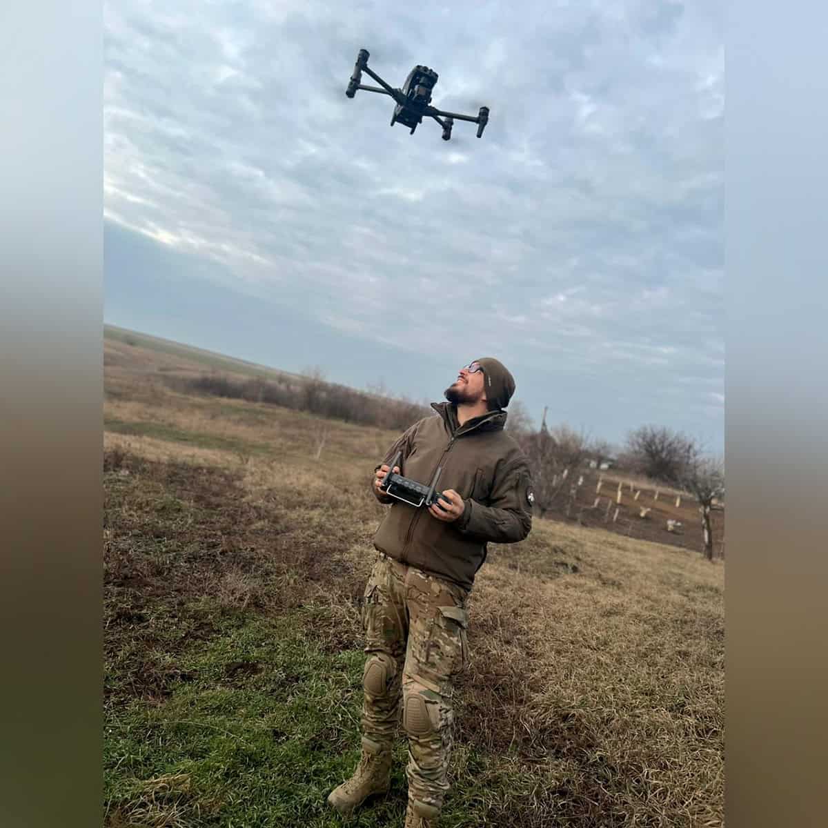 Зображення до посту: Повернувся з Німеччини, щоб захищати країну: згадаймо актора “Ліги Сміху” Романа Іваненка, який боронив Вугледар