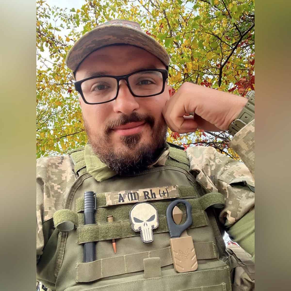 Зображення до посту: Повернувся з Німеччини, щоб захищати країну: згадаймо актора “Ліги Сміху” Романа Іваненка, який боронив Вугледар