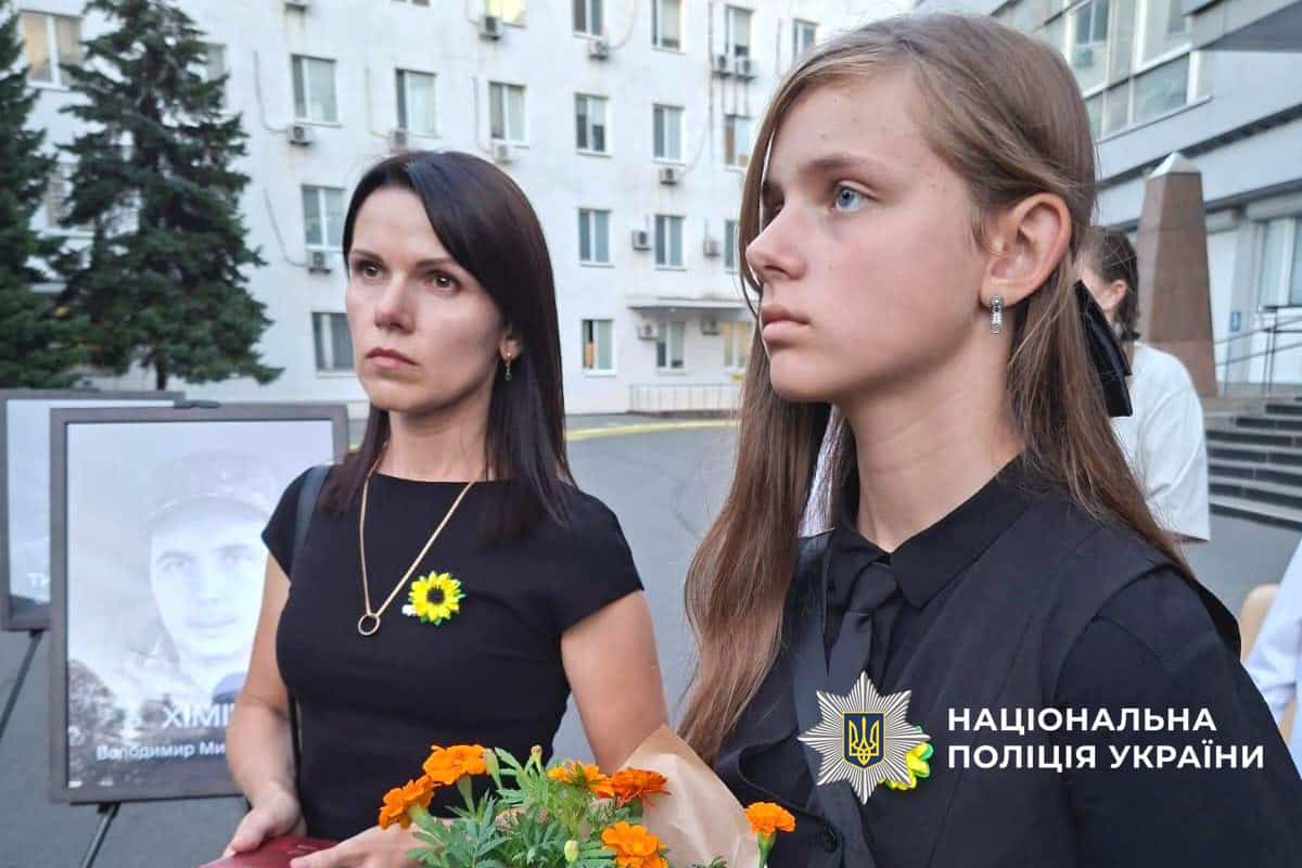 Вручення нагород загиблих поліцейських їхнім родинам. Фото: поліція Донеччини
