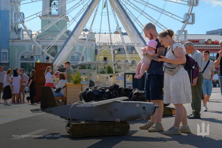 В Киеве открыли фотовыставку о 54 неделях обороны Часового Яра