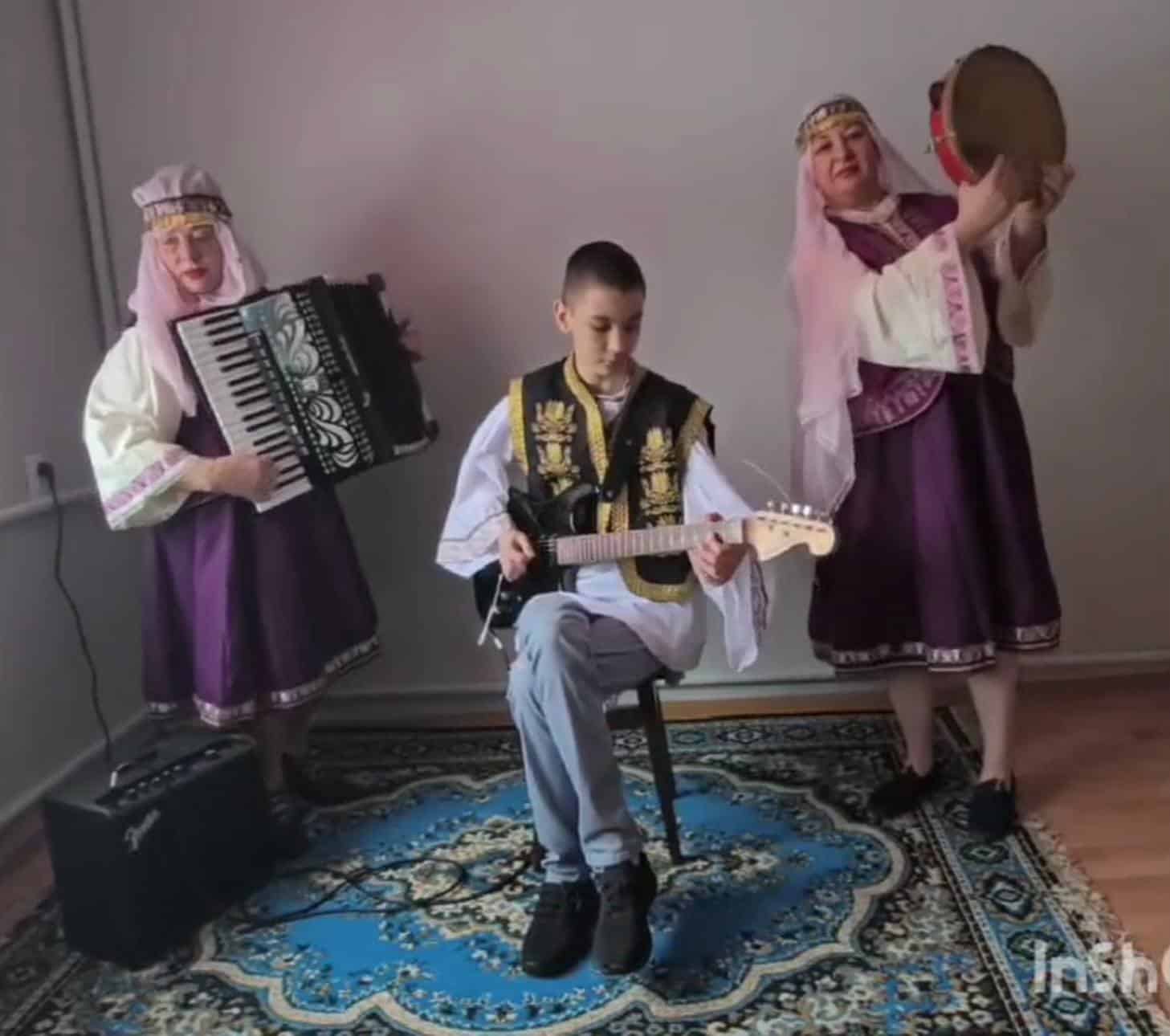 Зображення до посту: “Сувенір” надазовських греків з українським стилем: історія гурту трьох поколінь однієї родини з Великої Новосілки, що береже традиції