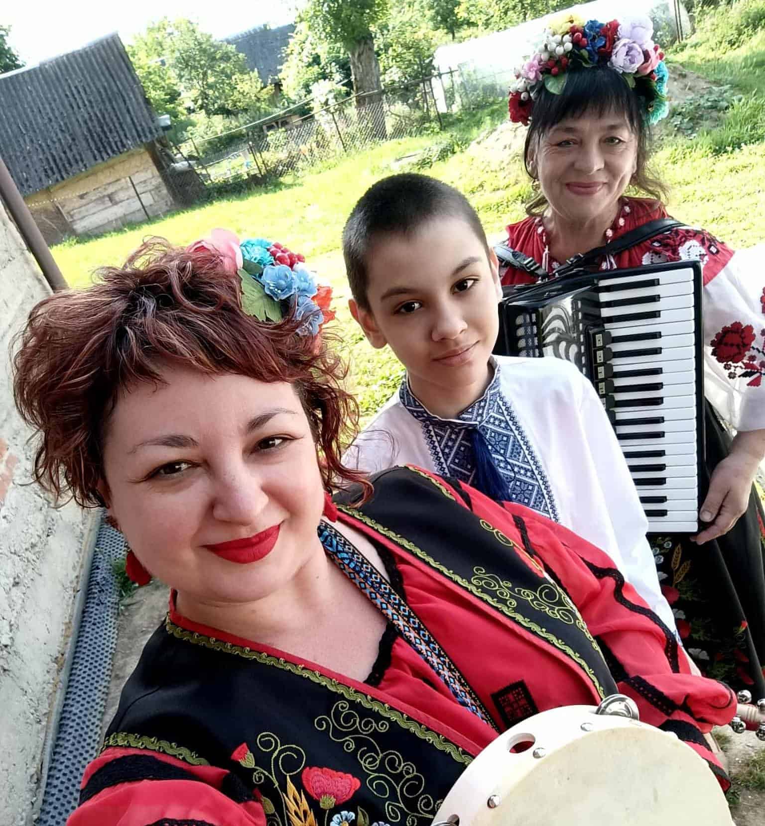 Зображення до посту: “Сувенір” надазовських греків з українським стилем: історія гурту трьох поколінь однієї родини з Великої Новосілки, що береже традиції
