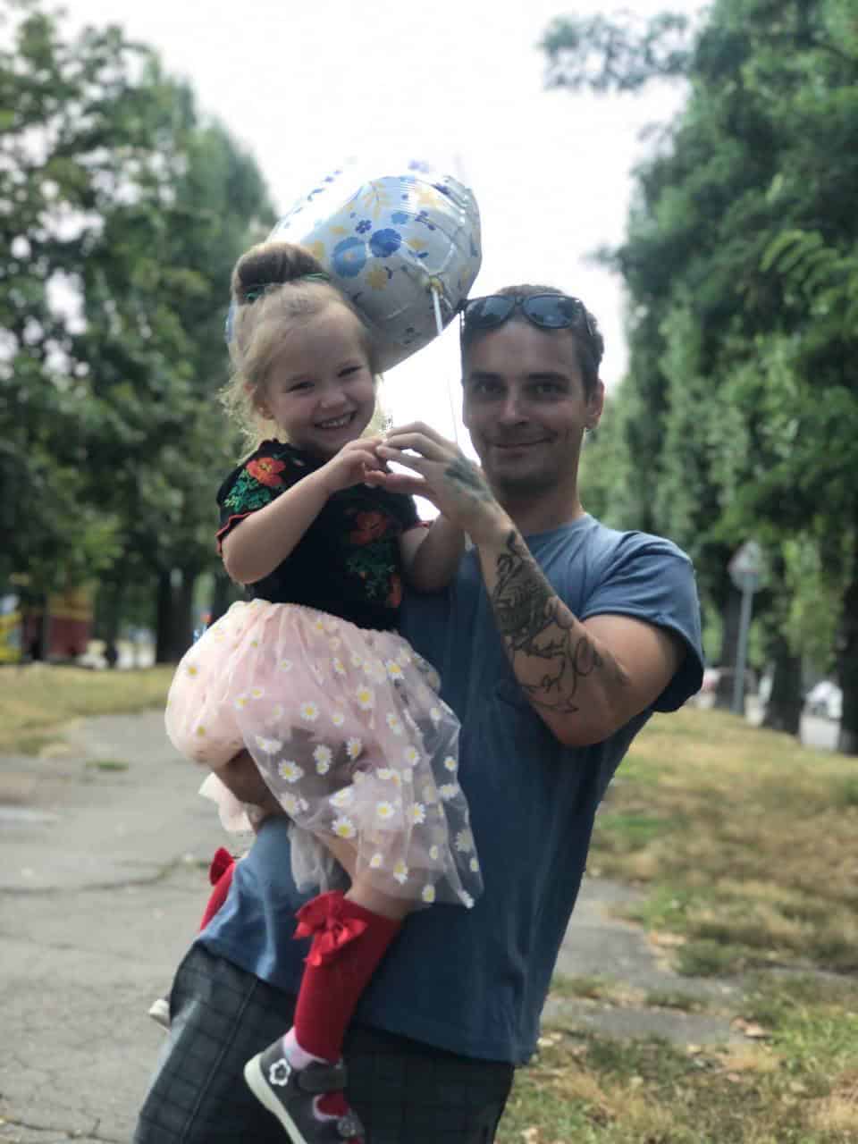 Военный Сергей Парсик с дочерью Максимилианой. Фото из архива семьи