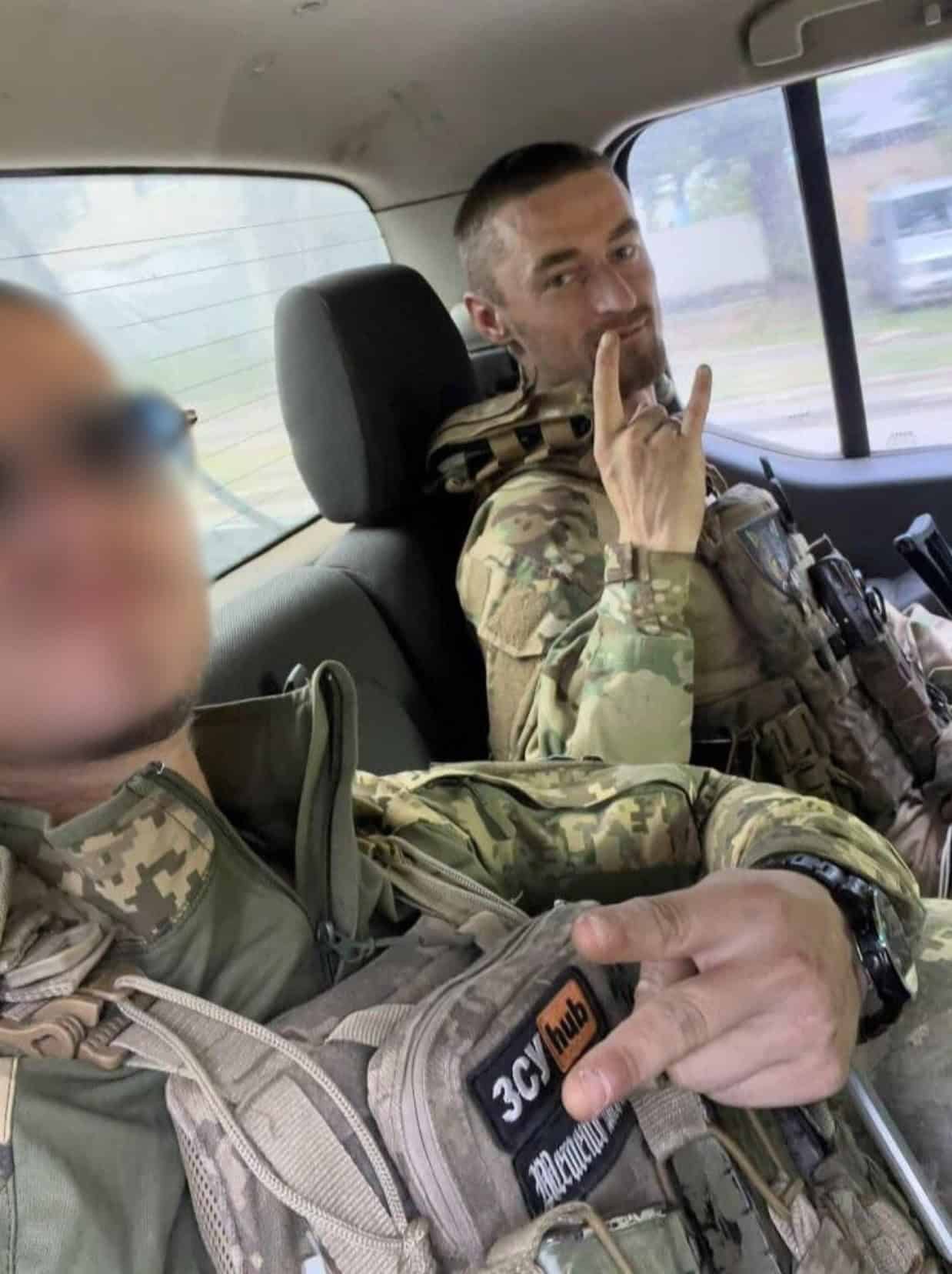 Військовий Олександр Бахур разом із побратимом під час свого останнього виїзду на позицію. Фото з архіву родини